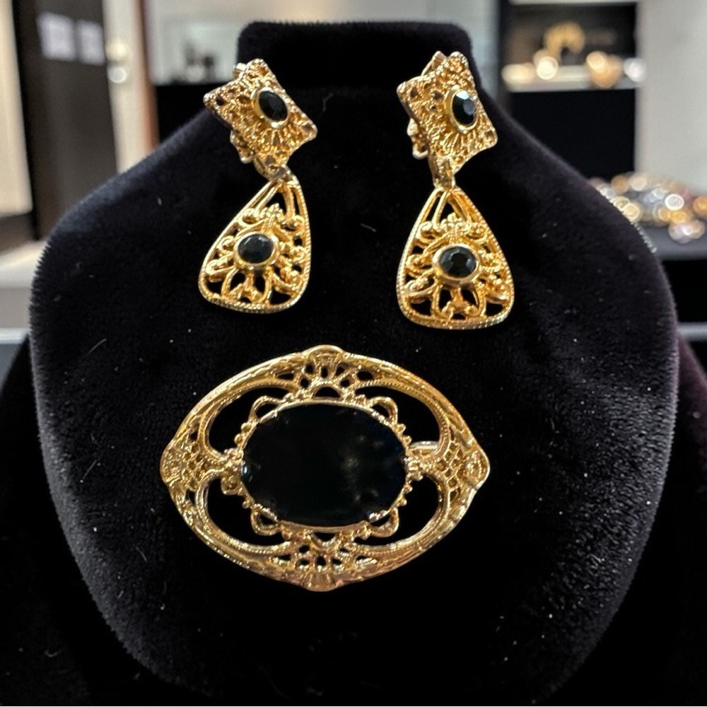 Vintage Sarah Coventry‎ Brooch & Earrings Set Gold Tone Black Cabochon Filigree